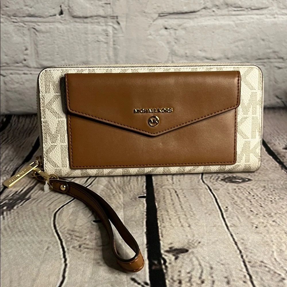 * 🌞Spring Vibes🍀 Michael Kors Jet Set Charm LG Signature Envelope Wallet